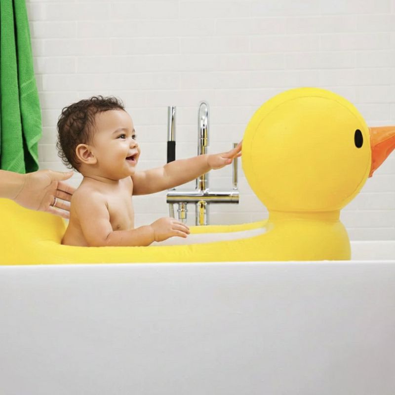 Bañera Inflable Munchkin con Forma de Pato Color Amarillo