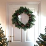 Corona Navideña Verde con Piñas Naturales