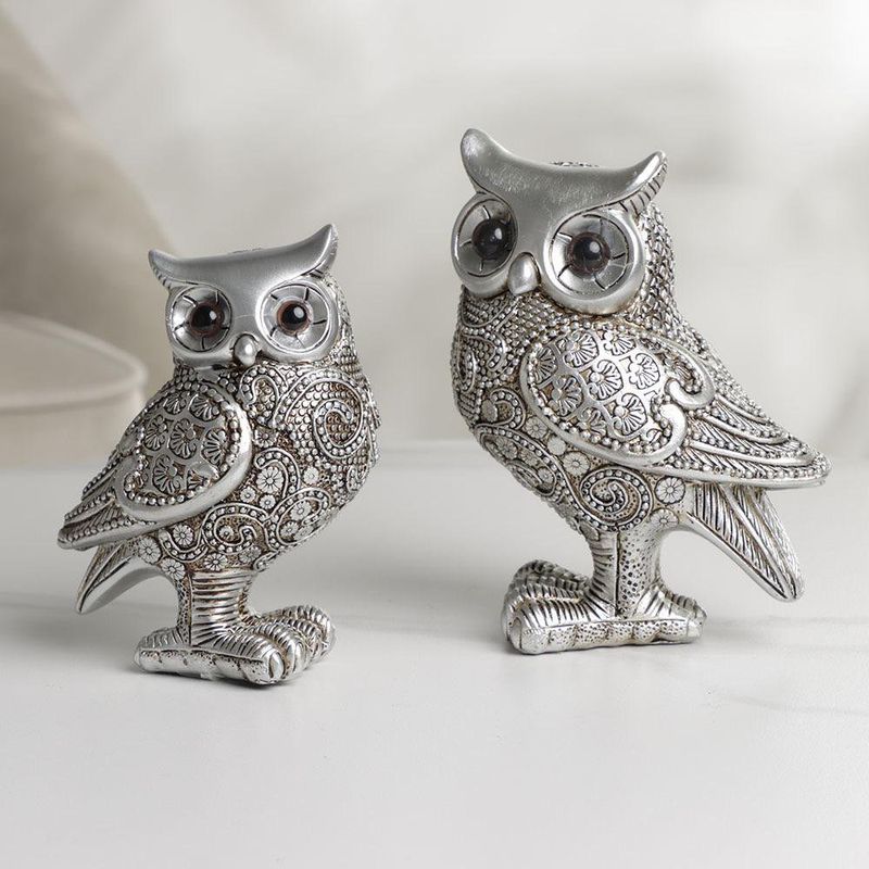Figura Decorativa de Búho Plateado con Detalles