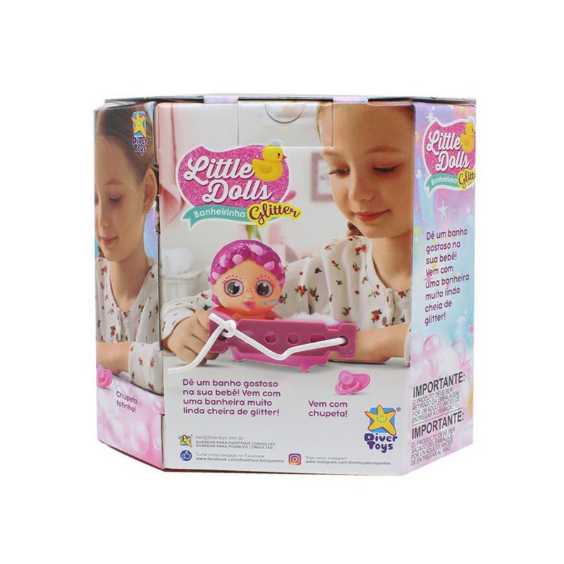 Muñeca Pequeña en Bañera