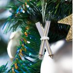 Adorno Navideño de Esquís Decorativos con Detalle de Piel