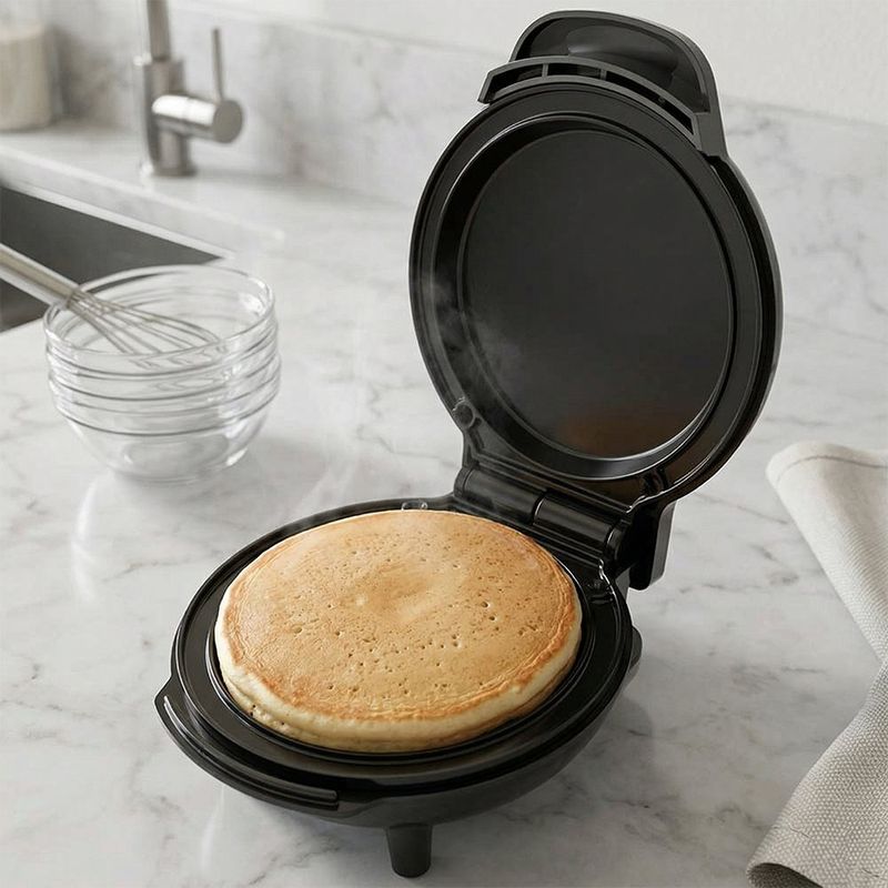 Mini Panquequera Rosthal Antiadherente Compacta Color Celeste 400 W