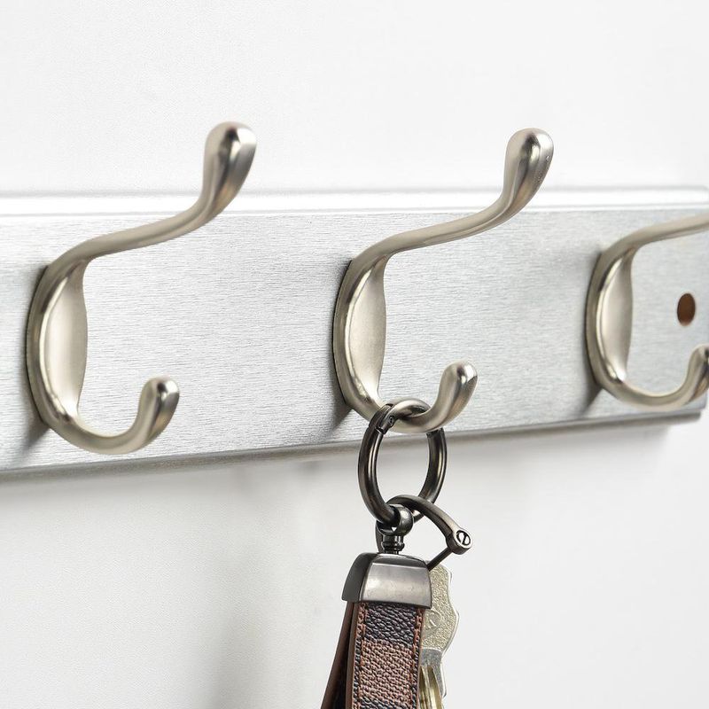 Gancho Atornillable Plateado con 4 Ganchos Metálico