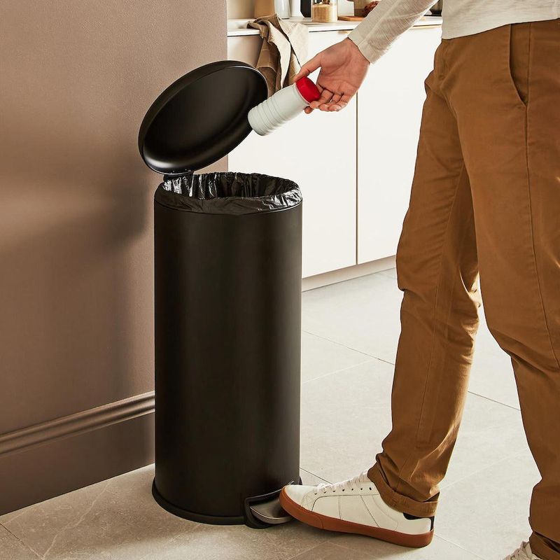Basurero Soft Closing Delina Negro Mate 28 L