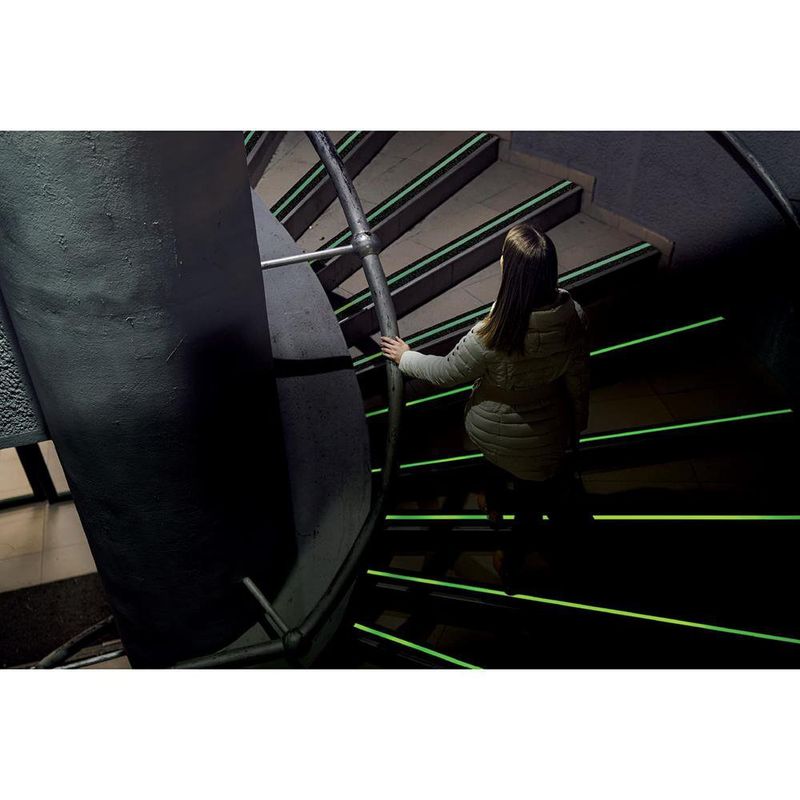 Cinta Antideslizante Negra Fotoluminiscente de 50 Mm X 18 M