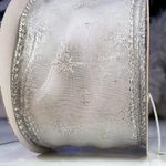 Listón Plateado de Copos  2.5 Plg X 10 Yardas - Scandi