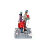 Figura de Familia Comprando Pastelillos para Villa Navideña