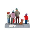 Figura de Familia Comprando Pastelillos para Villa Navideña
