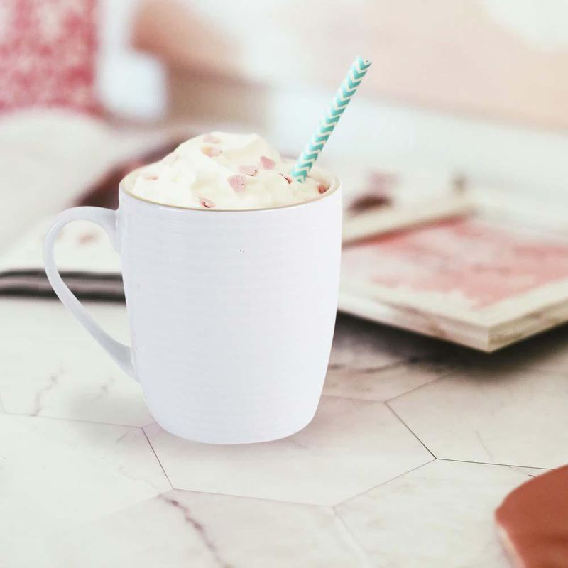 Taza de Porcelana Blanco con Borde Dorado 12 Oz