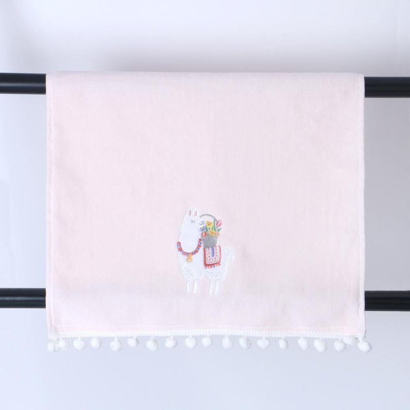 Toalla de Manos Rosa con Bordado Diseño Llama