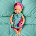 Muñeca Bebé con Atuendo Estampado en Plumas