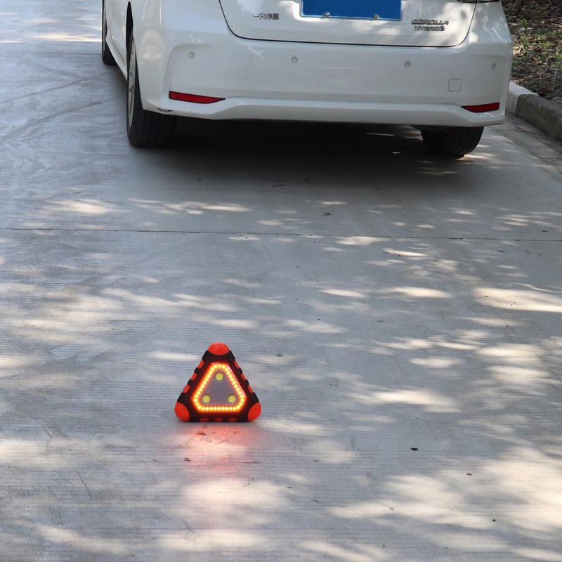 Triángulo de Emergencia con Luz y Arrancador