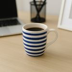 Taza Blanca con Líneas Azules Horizontales Estilo Náutico 12.8 Oz