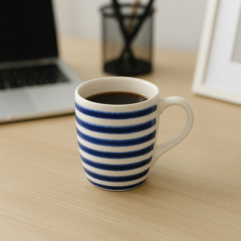 Taza Blanca con Líneas Azules Horizontales Estilo Náutico 12.8 Oz