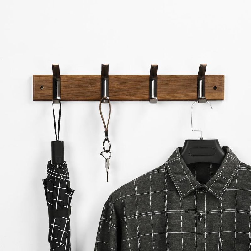 Colgador de Madera con 4 Ganchos Metálicos Colores Surtidos