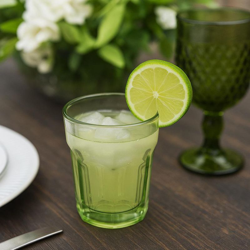 Vaso de Vidrio Verde con Diseño Facetado