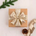 Listón Navideño Metálico de 2.5 plg x 10 yardas Color Dorado