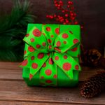 Listón Navideño de 2.5 plg x 10 yardas Color Verde con Puntos Rojos