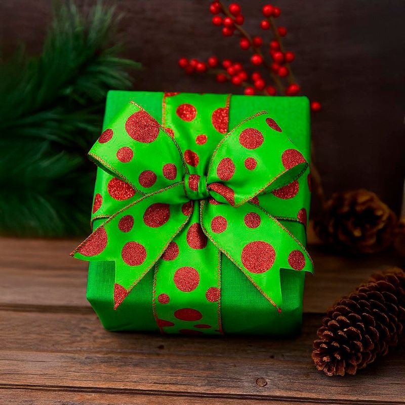 Listón Navideño de 2.5 plg x 10 yardas Color Verde con Puntos Rojos