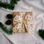 Listón Navideño de 2.5 plg x 10 yardas Color Crema con Estrellas