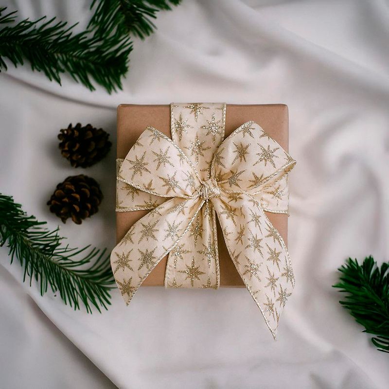 Listón Navideño de 2.5 plg x 10 yardas Color Crema con Estrellas