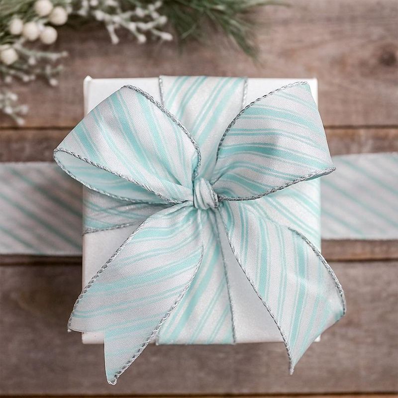 Listón Navideño de 2.5 plg x 10 yardas Color Blanco Líneas Celestes