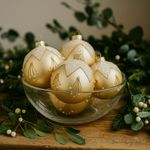 Esfera Navideña Dorada con Perlas y Detalles en Glitter