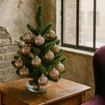 Esfera Navideña Multicolor con Acabado Vintage y Brillos