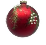 Esfera Navideña Roja con Ramas Verdes y Detalles de Perlas