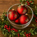 Esfera Navideña Roja con Ramas Verdes y Detalles de Perlas