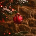 Esfera Navideña Roja Mate con Copos y Líneas Doradas en Glitter