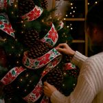 Listón Navideño Flores de Pascua de 2.5 plg x 10 yardas Color Rojo