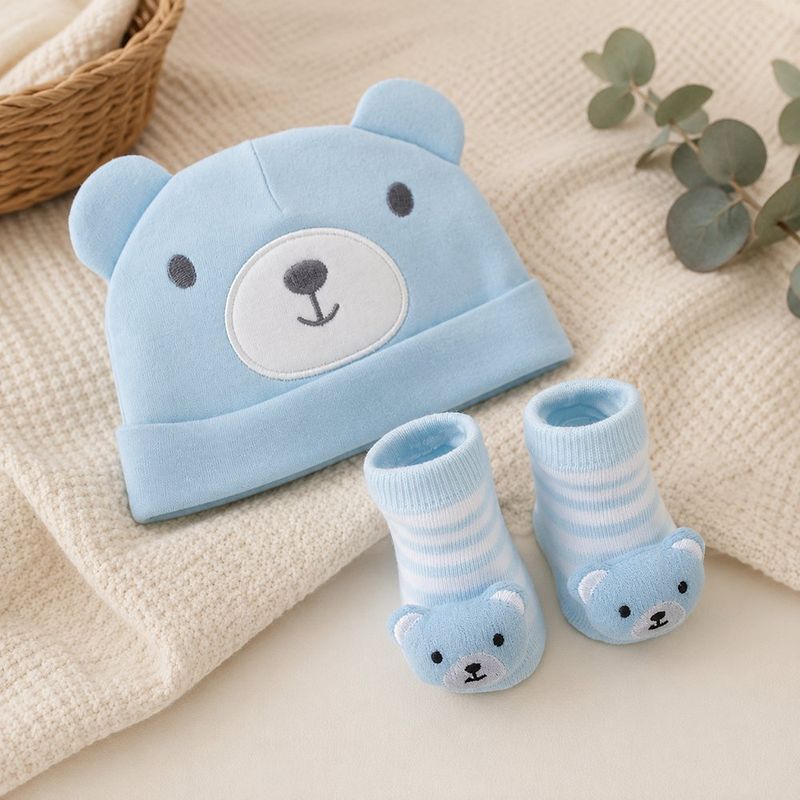 Set de Gorro y Par de Calcetas con Diseño de Oso para Bebé Color Celeste