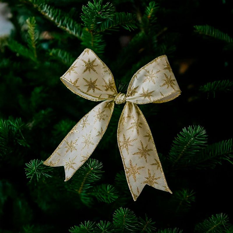 Listón Navideño de 2.5 plg x 10 yardas Color Crema con Estrellas