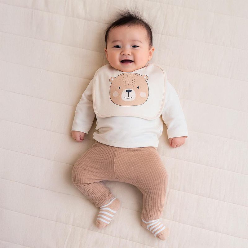 Set Baberos y Calcetas Oso Café 5 Pzas