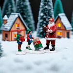 Set de 3 Figuras de Santa y Elfos Listos para Enviar para Villa Navideña