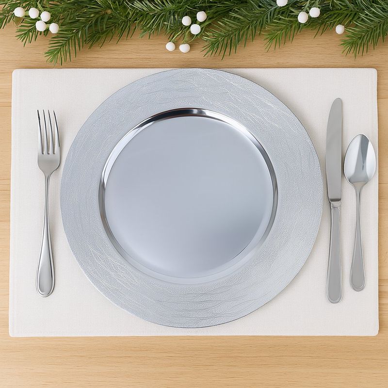 Plato Base Plateado con Textura Elegante