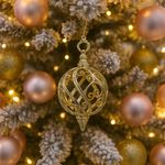 Esfera Decorativa Dorada con Diseño Calado