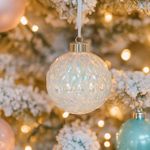 Esfera Navideña Tornasol con Diseño Texturizado