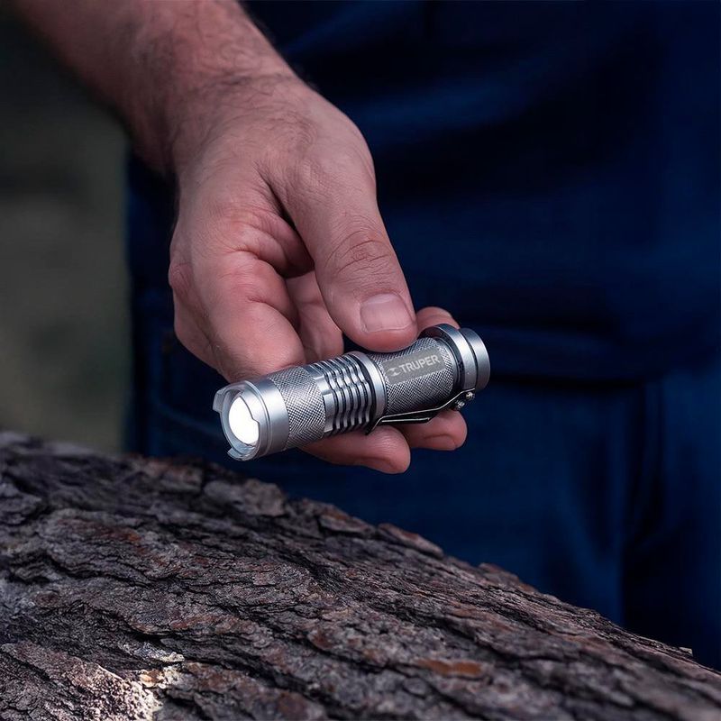 Linterna de Mano a Baterías LED de 40 Lm