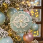 Esfera Navideña Verde con Flor en Encaje y Perla Central