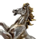 Figura Decorativa de Caballo Alzado con Acabado Metálico