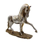 Figura Decorativa de Caballo Elegante en Paso con Acabado Metálico