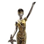 Figura Dama de la Justicia sobre Globo con Metálico