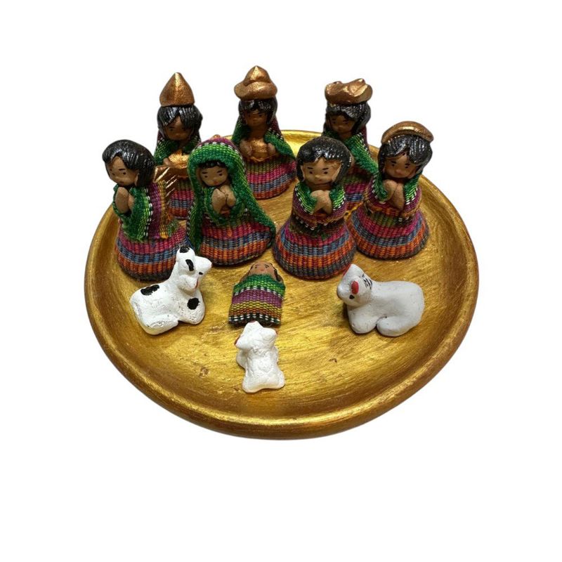 Nacimiento Artesanal Mediano con Personajes Típicos