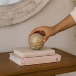 Esfera Decorativa Dorada con Relieve Estilo Coral