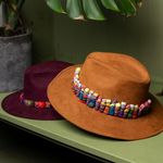 Sombrero Tipo Gamuza Gena con Muñecas Quita Pena