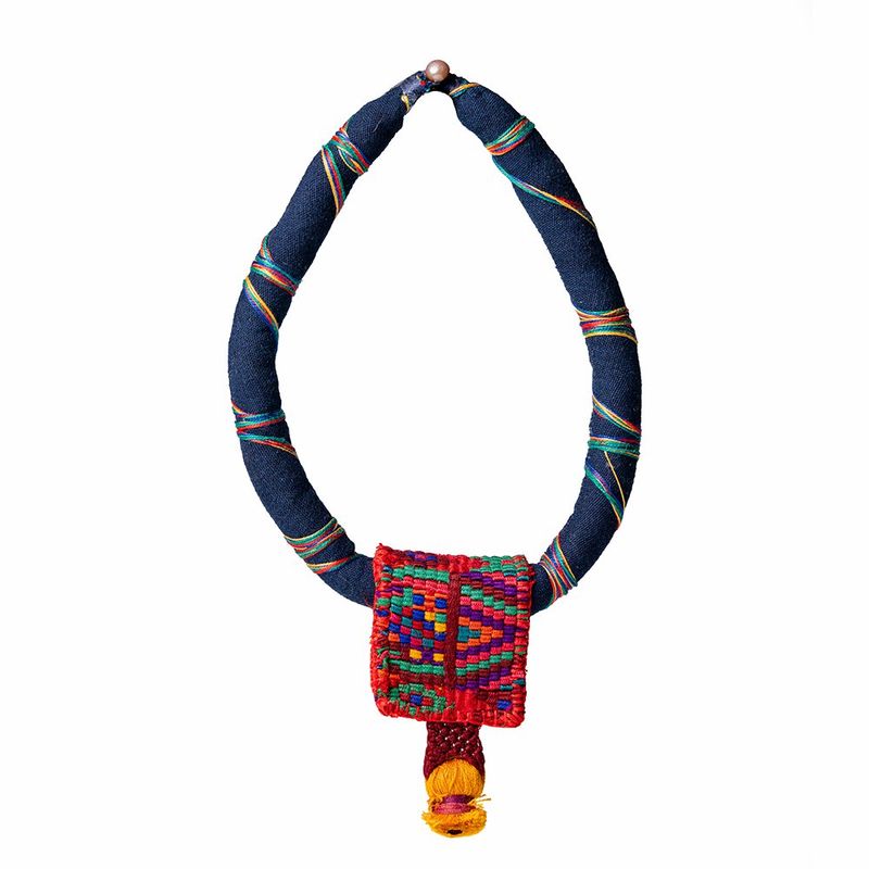 Collar Calu Enguatado de Tela Artesanal