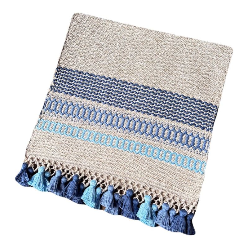 Camino de Mesa Beige con Guardas Celestes y Borlas