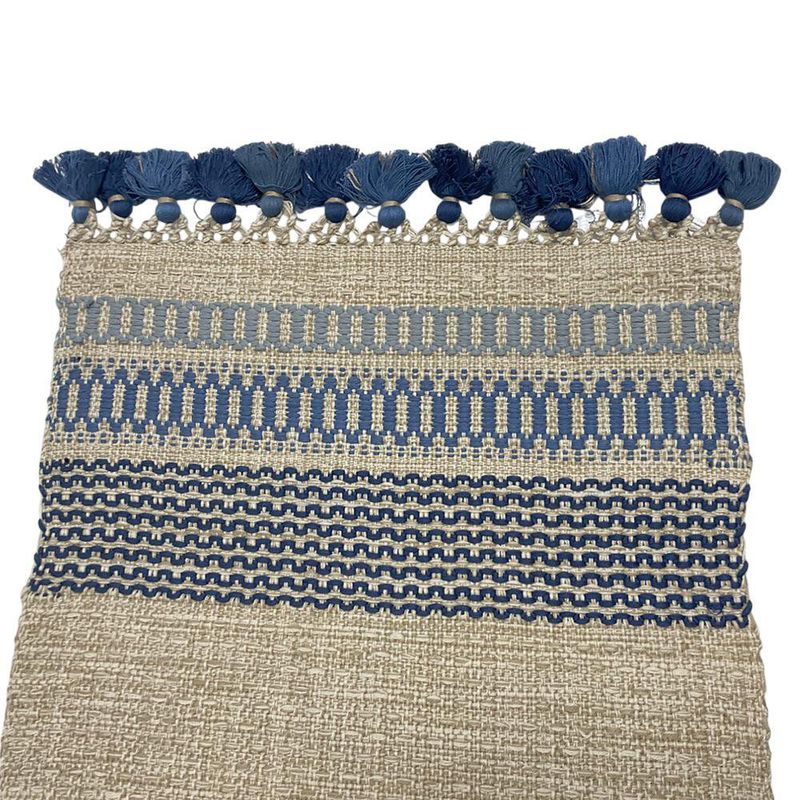 Camino de Mesa Beige con Guardas Celestes y Borlas